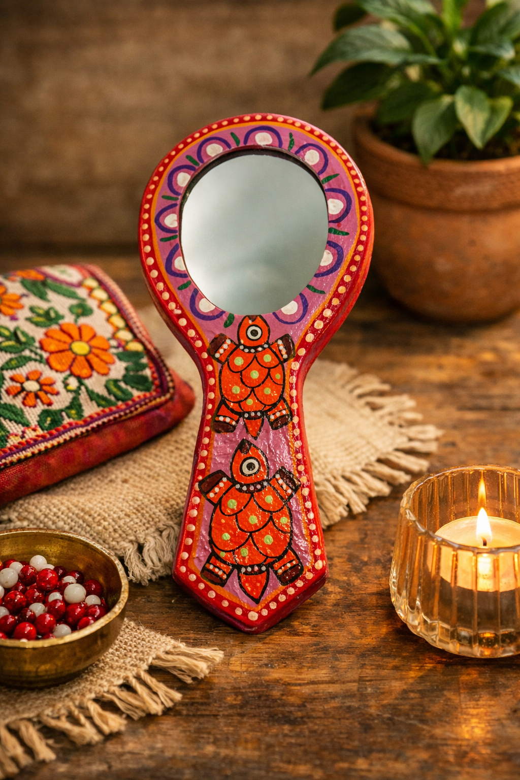 Mithila Handspiegel – Rood & Roze met Twee Schildpadmotieven - Afbeelding 2