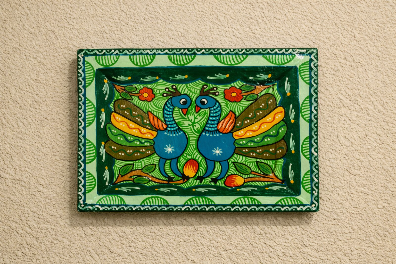 Mithila Kunst Pauwen Wandpaneel – Groen met Twee Pauwen & Bloemmotieven - Afbeelding 3