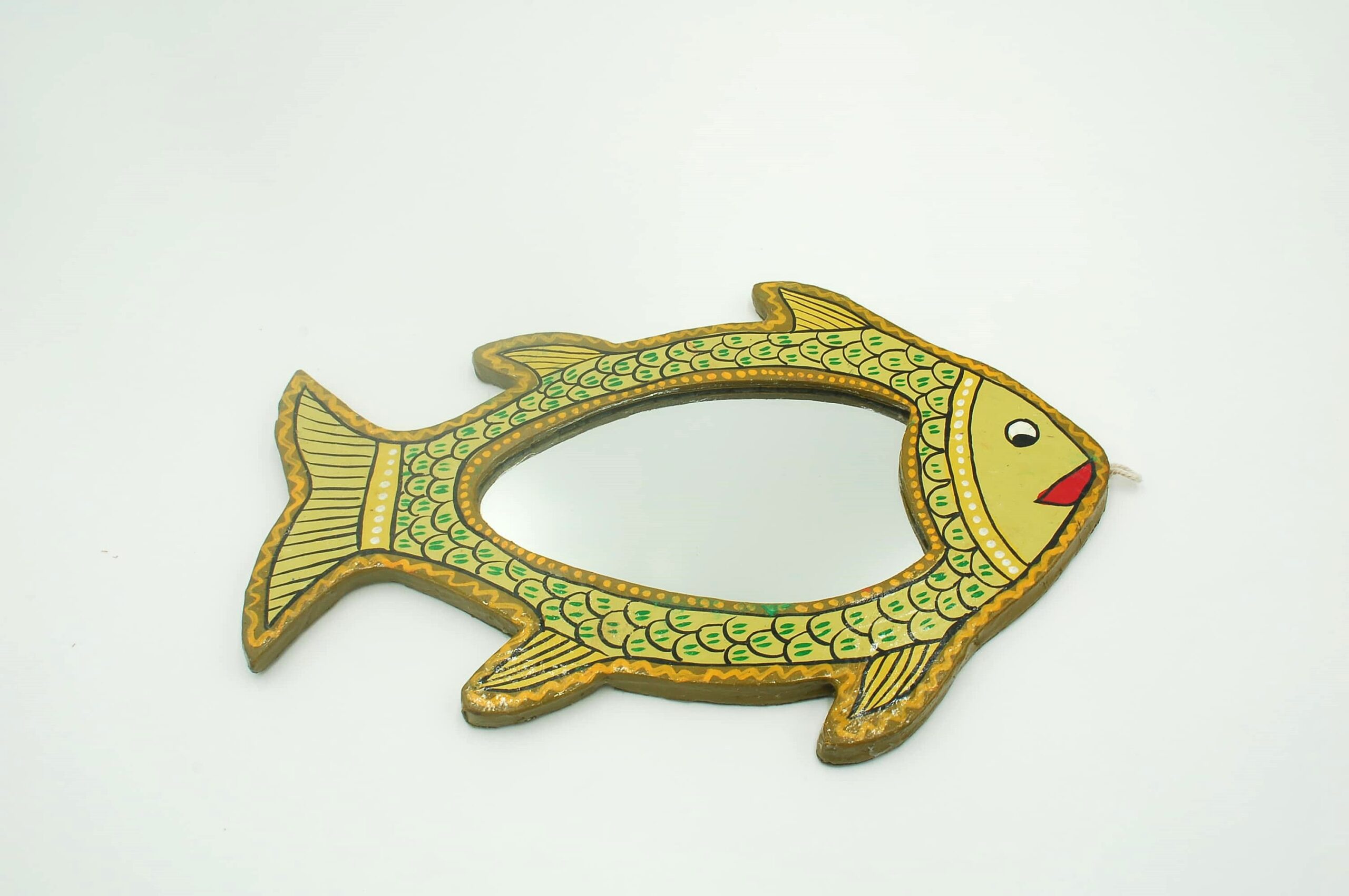 Mithila Vis Wandspiegel – Groen met Gele & Zwarte Accenten