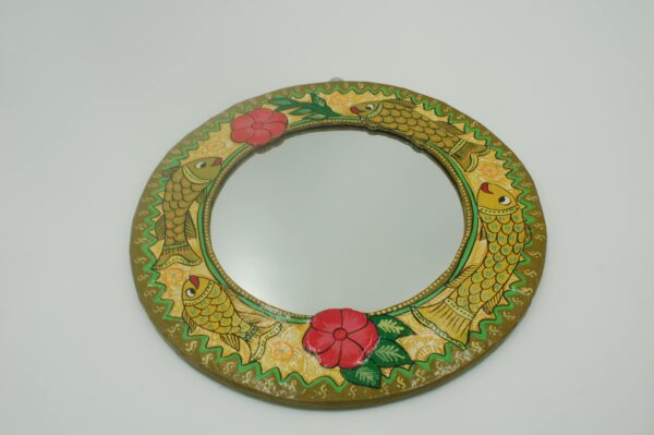 Mithila Vis Ronde Spiegel – Goudgeel met Rode Bloemen & Groene Accenten