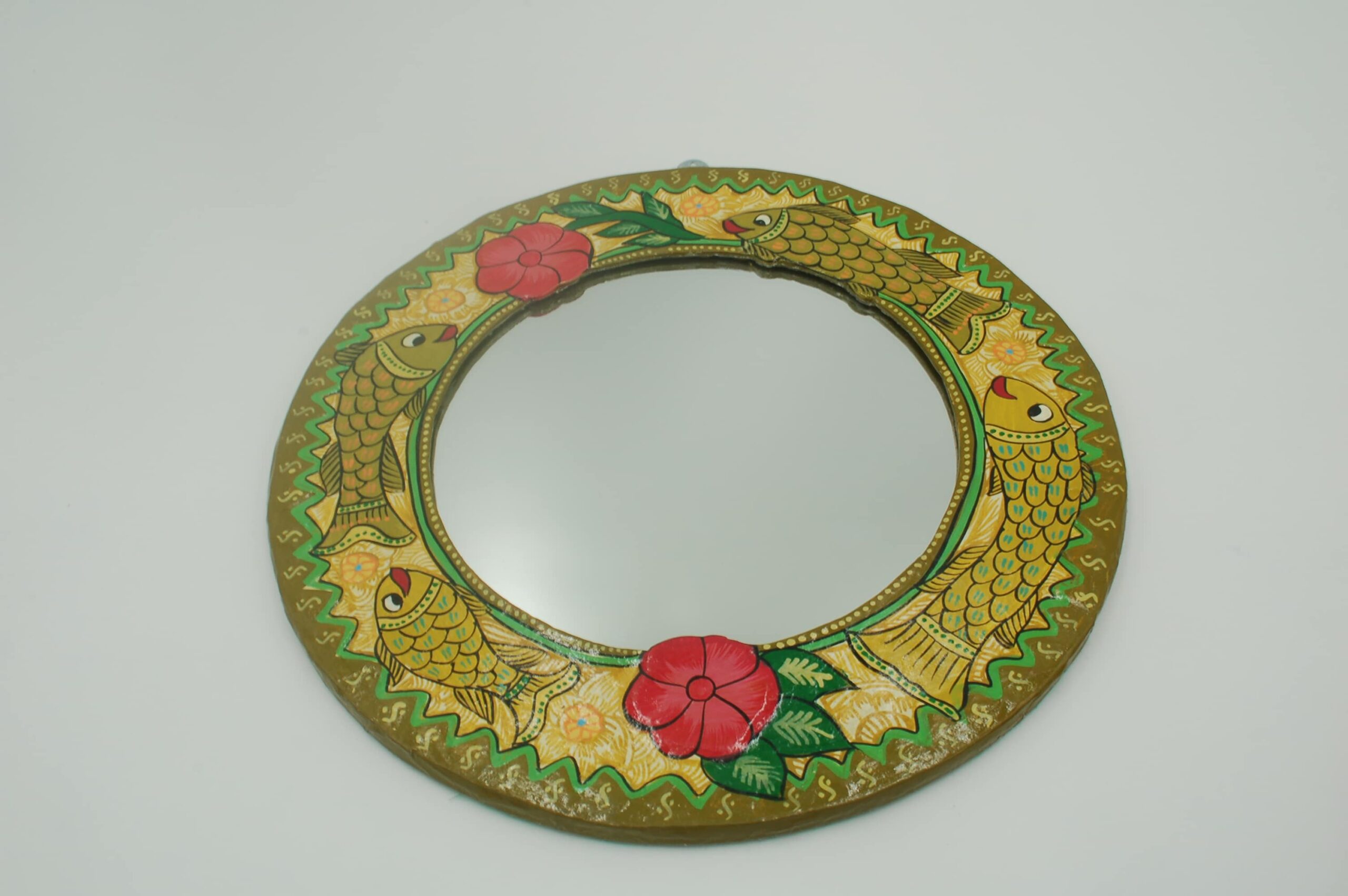 Mithila Vis Ronde Spiegel – Goudgeel met Rode Bloemen & Groene Accenten