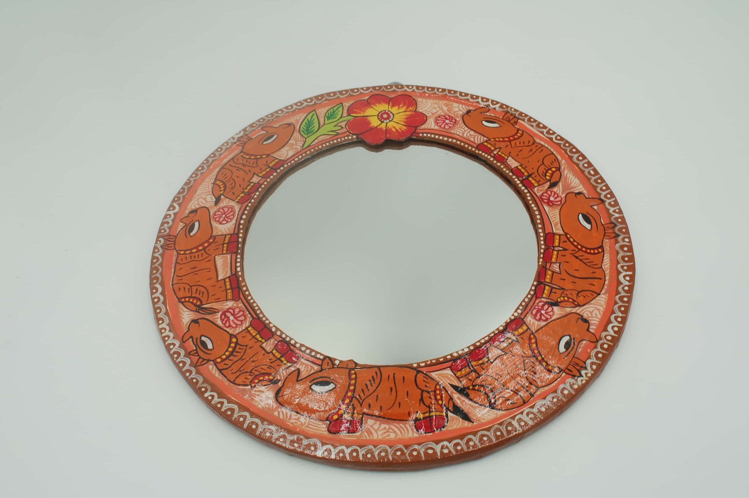 Mithila Ronde Spiegel met Eenhoornige Neushoorns – Terracotta Oranje Folk-Art - Afbeelding 3