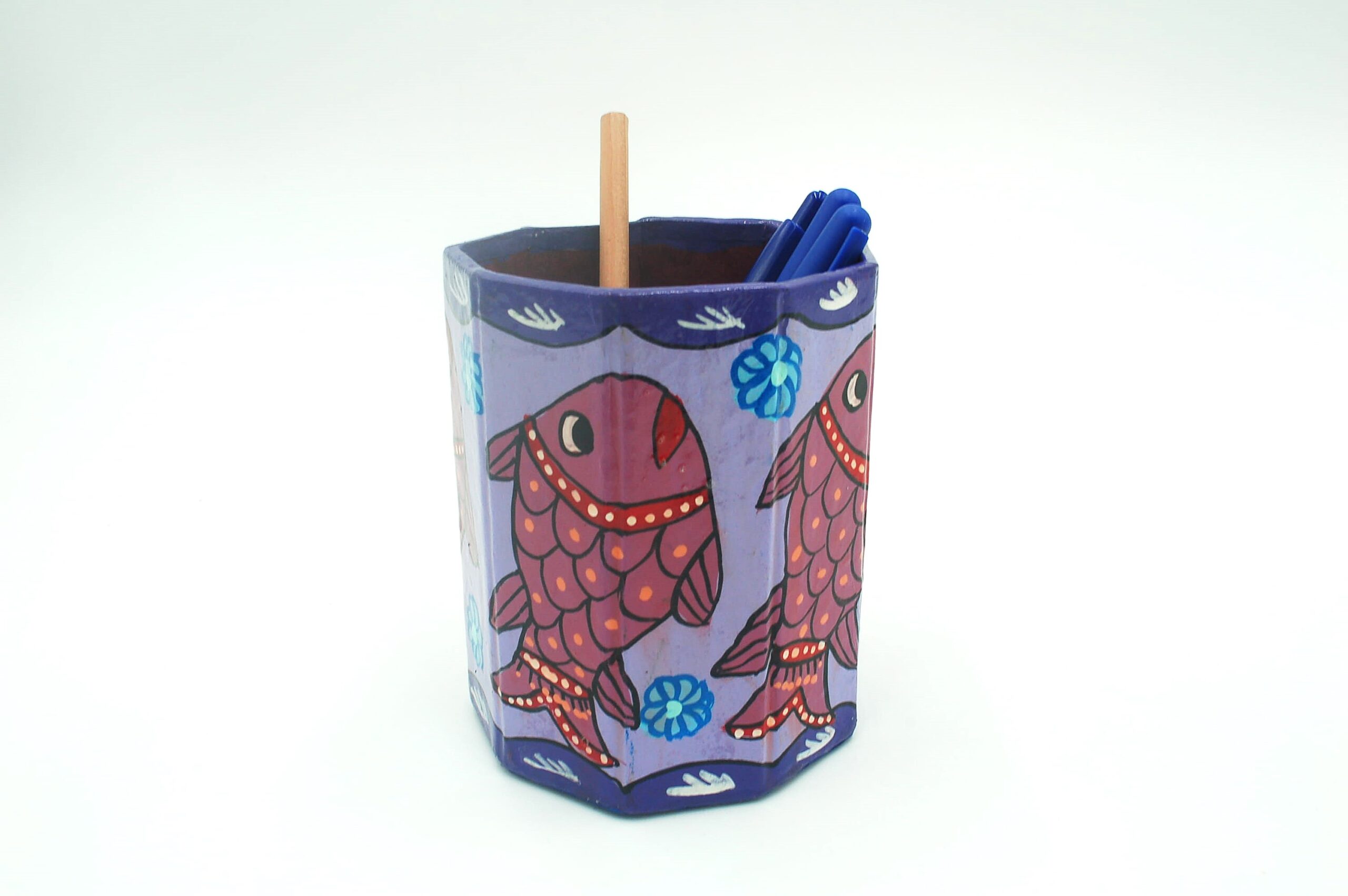 Mithila art Penhouder – Paars met Rood-Oranje Vissen & Blauwe Bloemen - Afbeelding 2