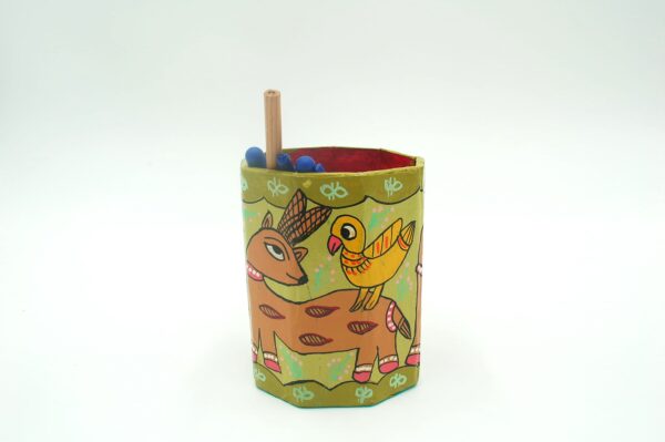Mithila art Penhouder – Hert met Gele Vogel & Aardse Bruine Accenten