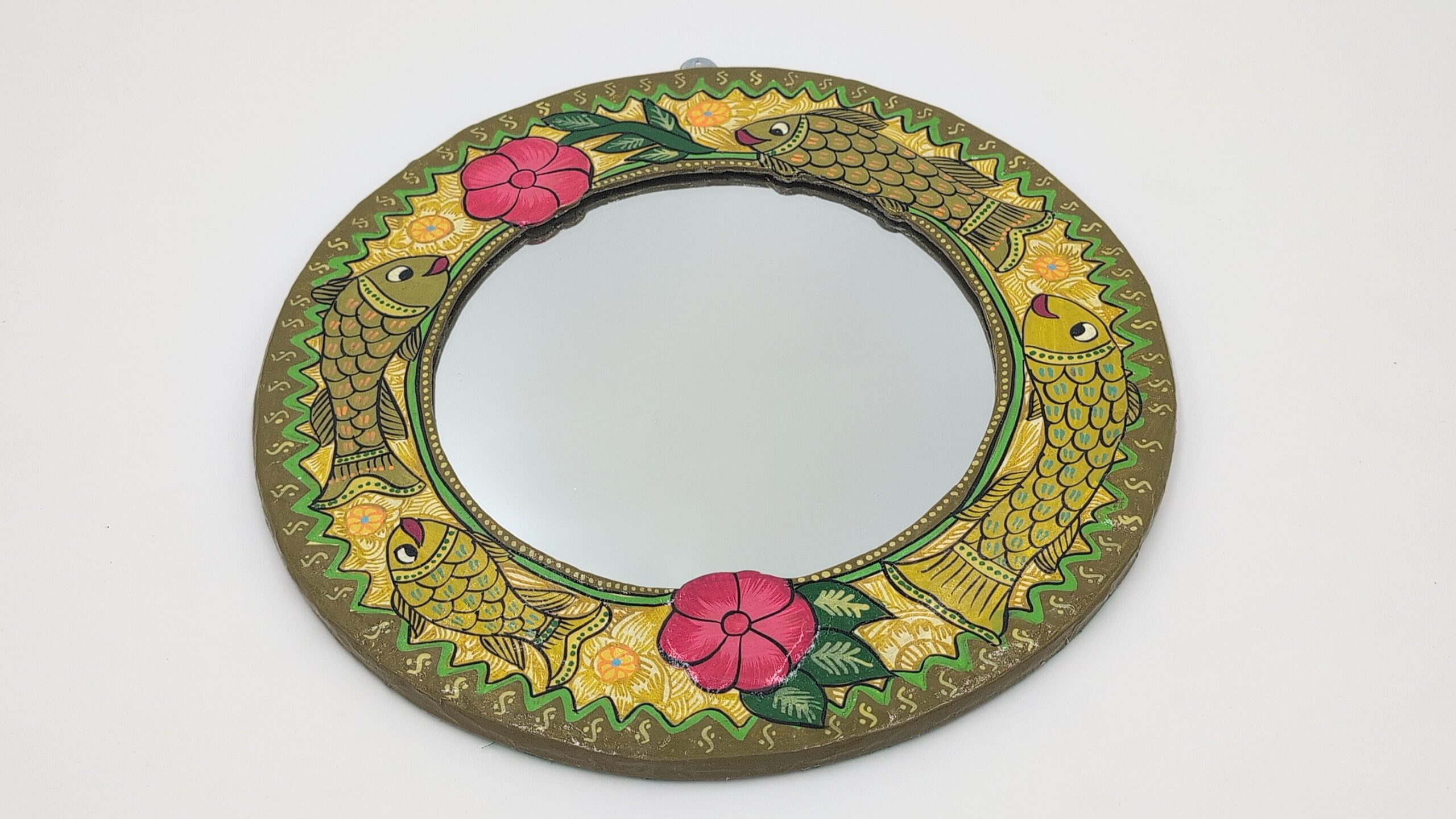 Mithila Vis Ronde Spiegel – Goudgeel met Rode Bloemen & Groene Accenten - Afbeelding 2