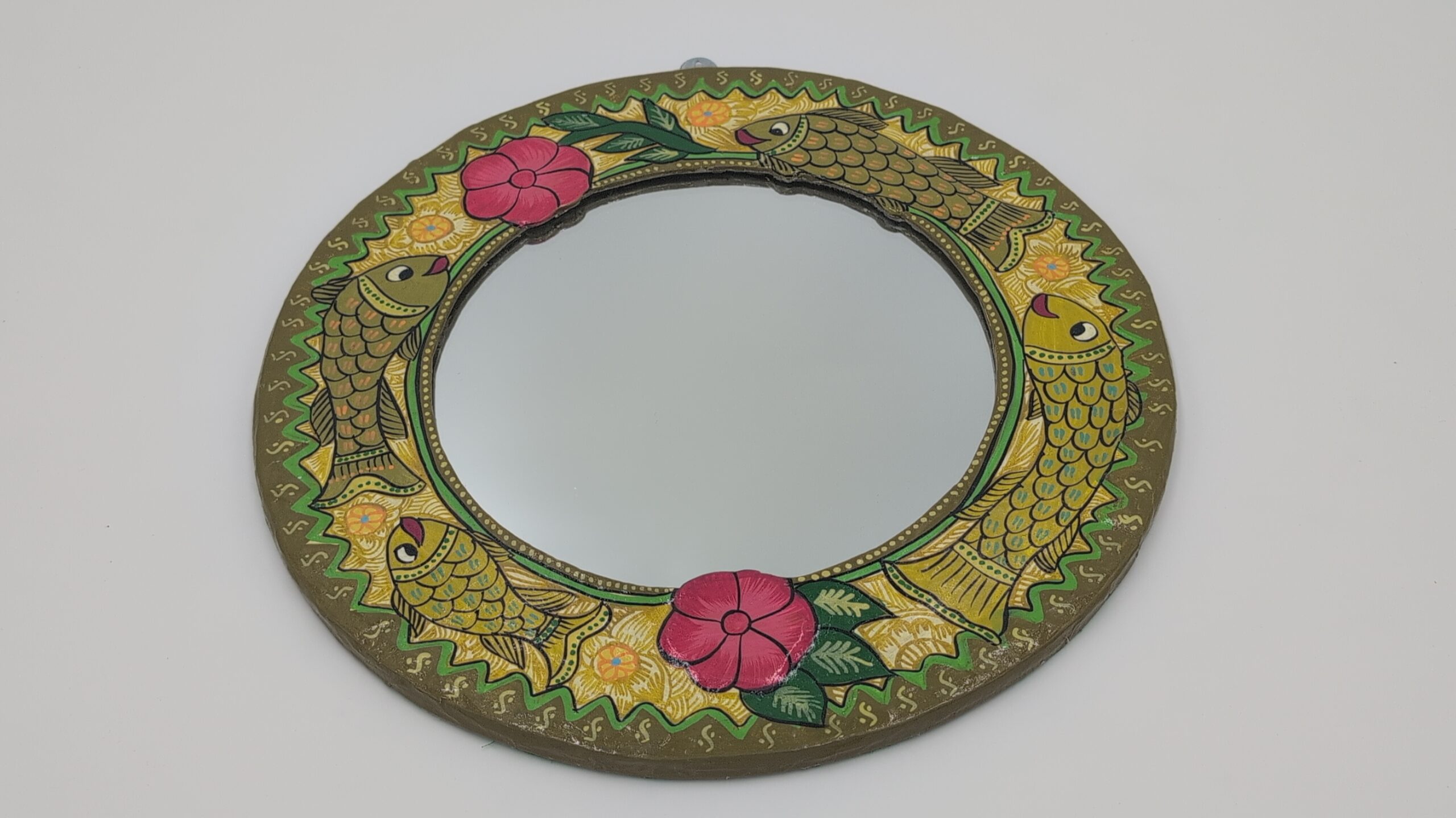 Mithila Vis Ronde Spiegel – Goudgeel met Rode Bloemen & Groene Accenten - Afbeelding 3