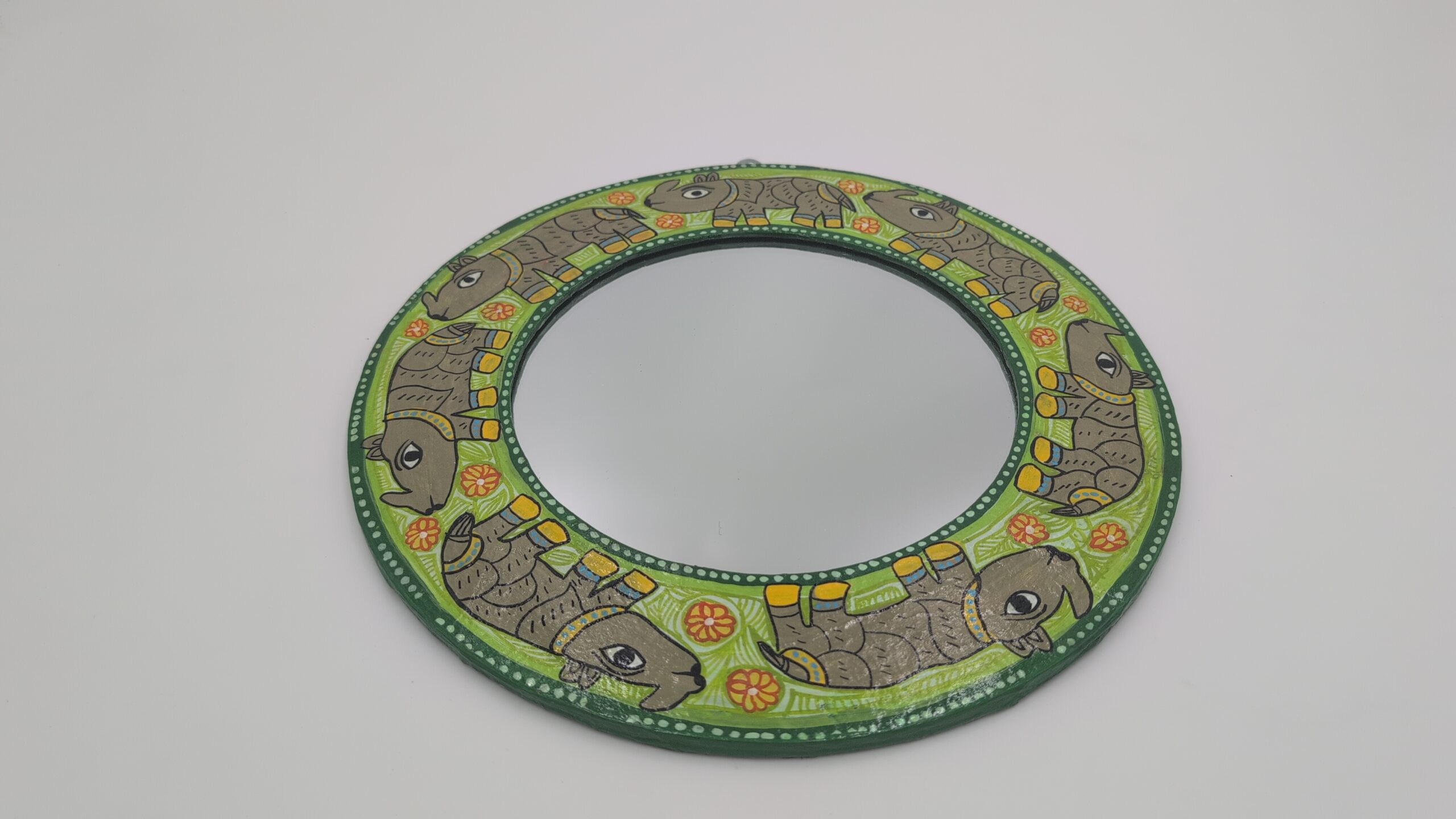 Mithila Ronde Spiegel met Unicorn‑Neushoorns – Smaragdgroene Folk‑Art