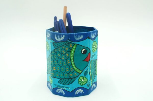 Mithila art Penhouder – Vis met Blauwe & Groen Achtergrond -Turquoise Accenten