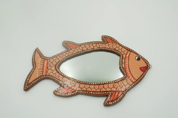 Mithila Vis Wandspiegel – Bruin met Oranje & Roze Accenten