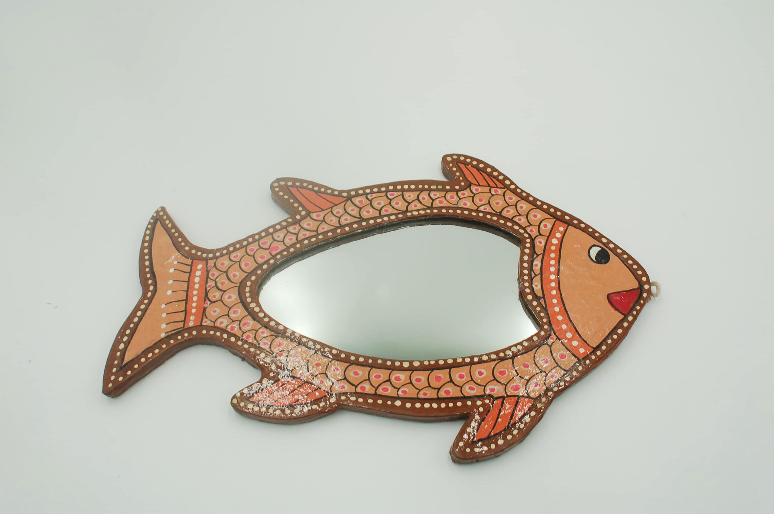 Mithila Vis Wandspiegel – Bruin met Oranje & Roze Accenten