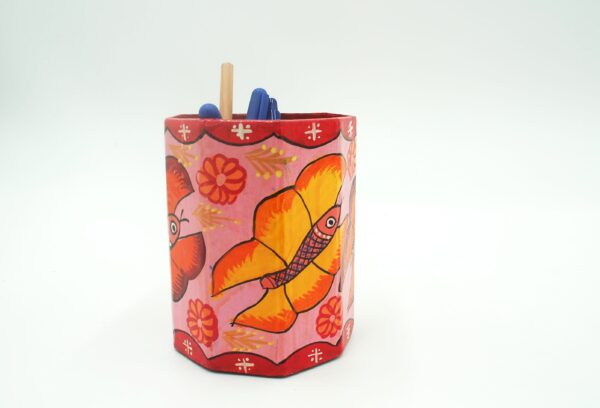 Mithila art Penhouder – Vlinders met Roze Achtergrond & Warme Accenten