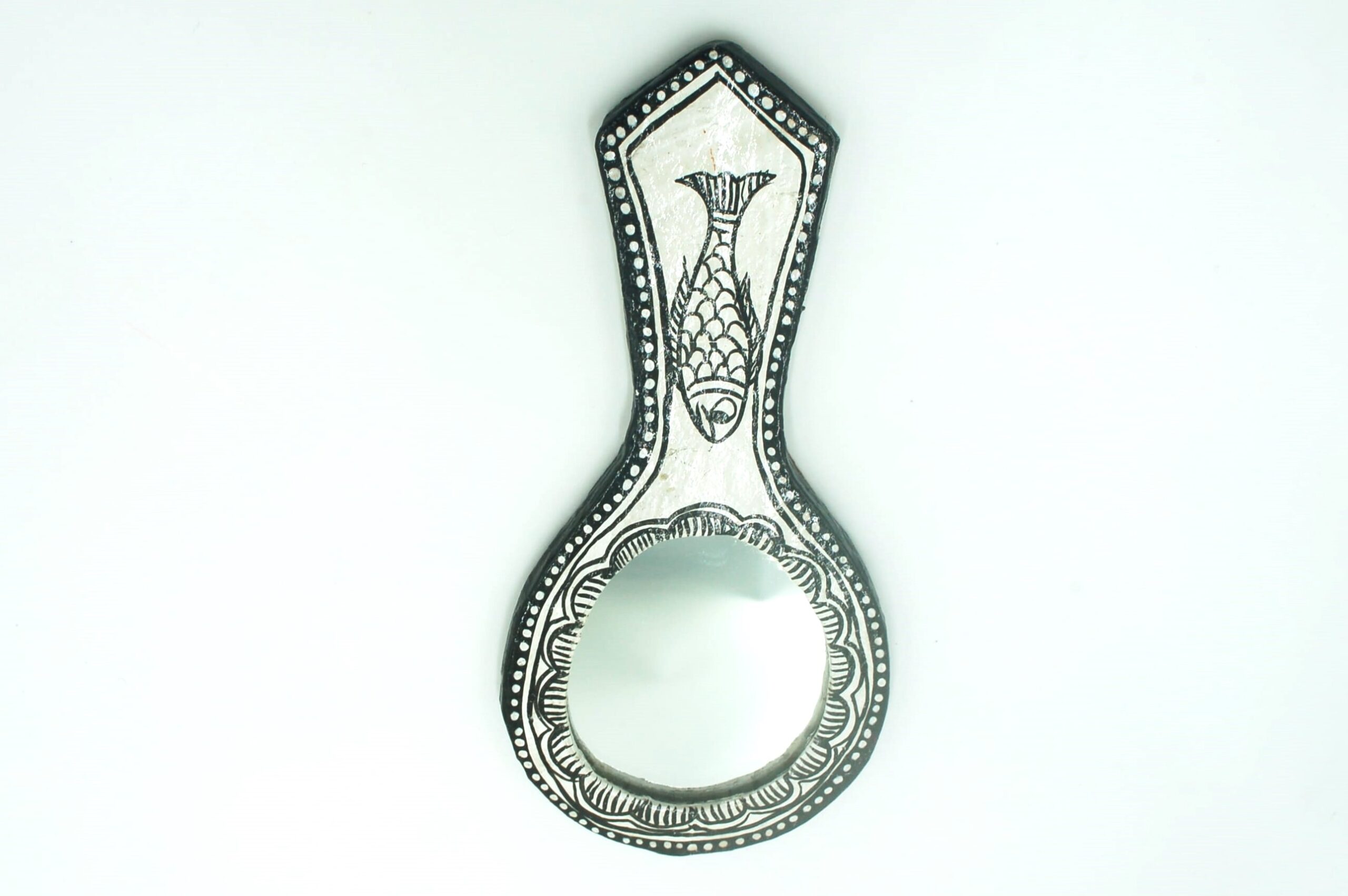 Mithila Handspiegel – Monochroom Vis Folk-Art Design - Afbeelding 3