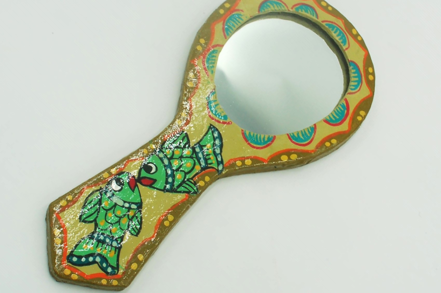 Mithila Handspiegel – Aardetinten met Vismotief - Afbeelding 2