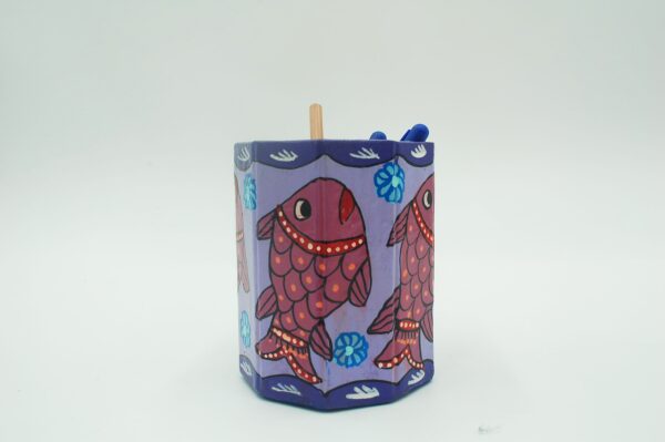 Mithila art Penhouder – Paars met Rood-Oranje Vissen & Blauwe Bloemen