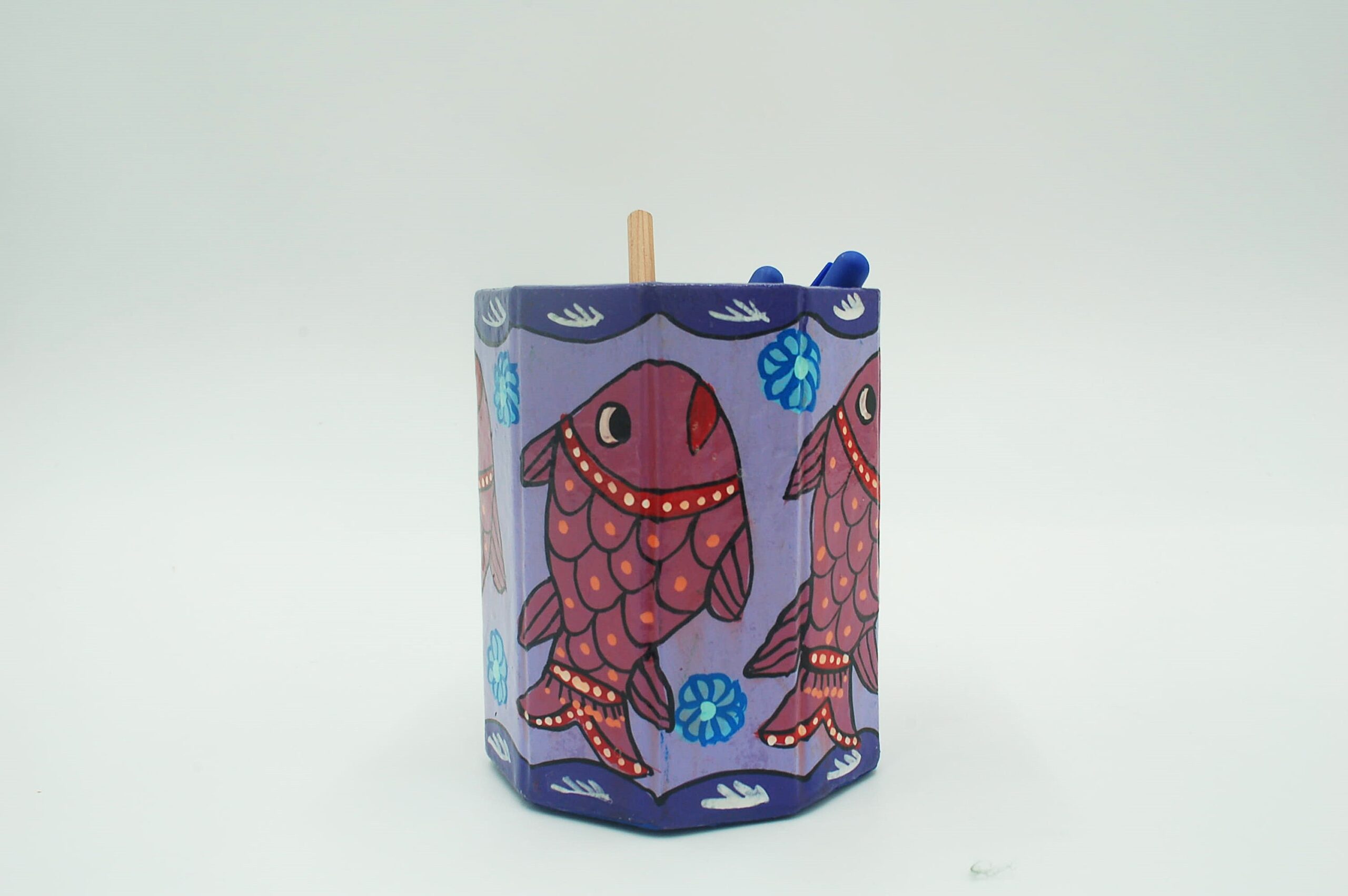 Mithila art Penhouder – Paars met Rood-Oranje Vissen & Blauwe Bloemen