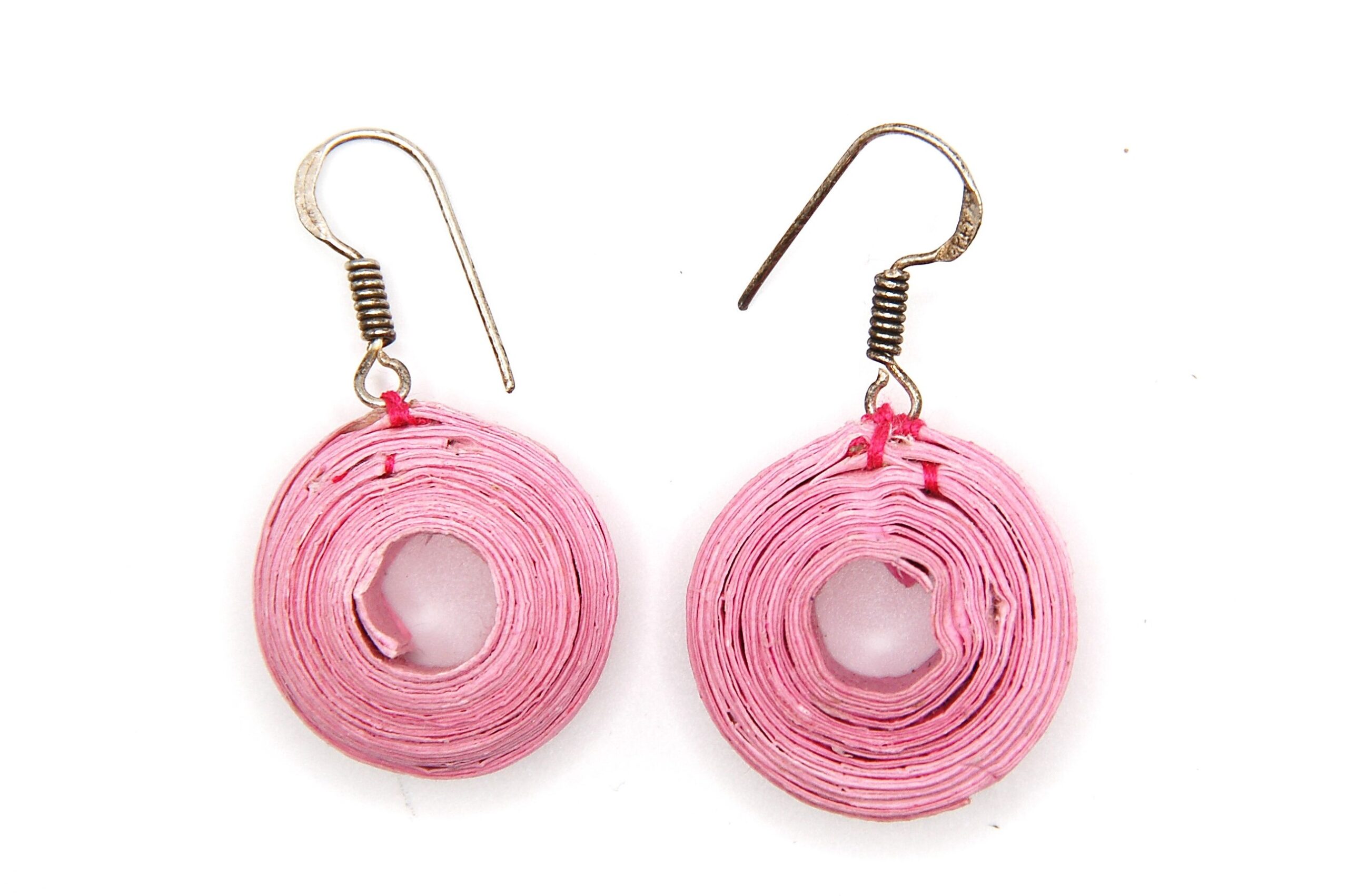 Papieren Oorbellen Mera – Roze met Centraal Opening - Afbeelding 3