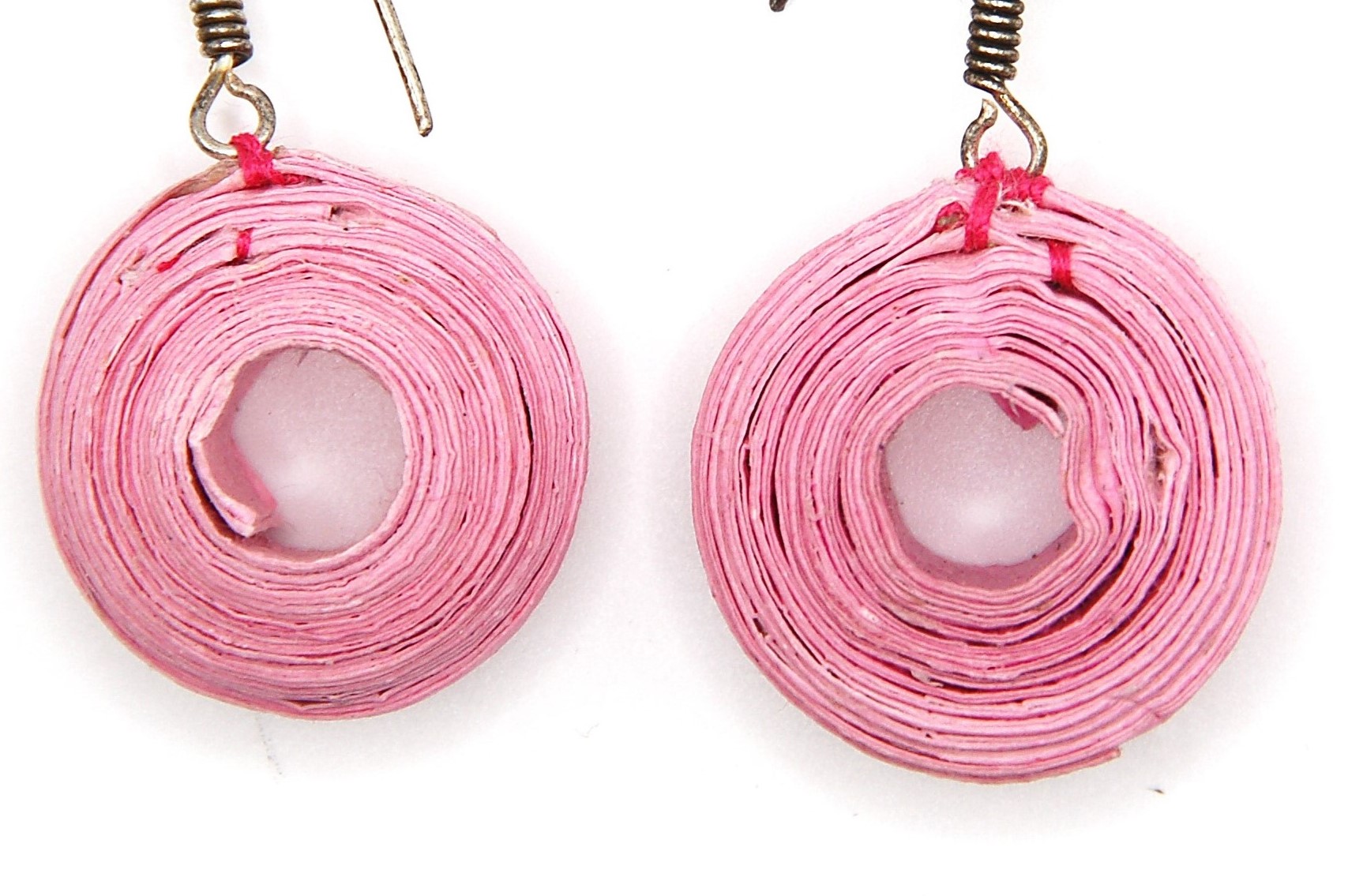 Papieren Oorbellen Mera – Roze met Centraal Opening - Afbeelding 4