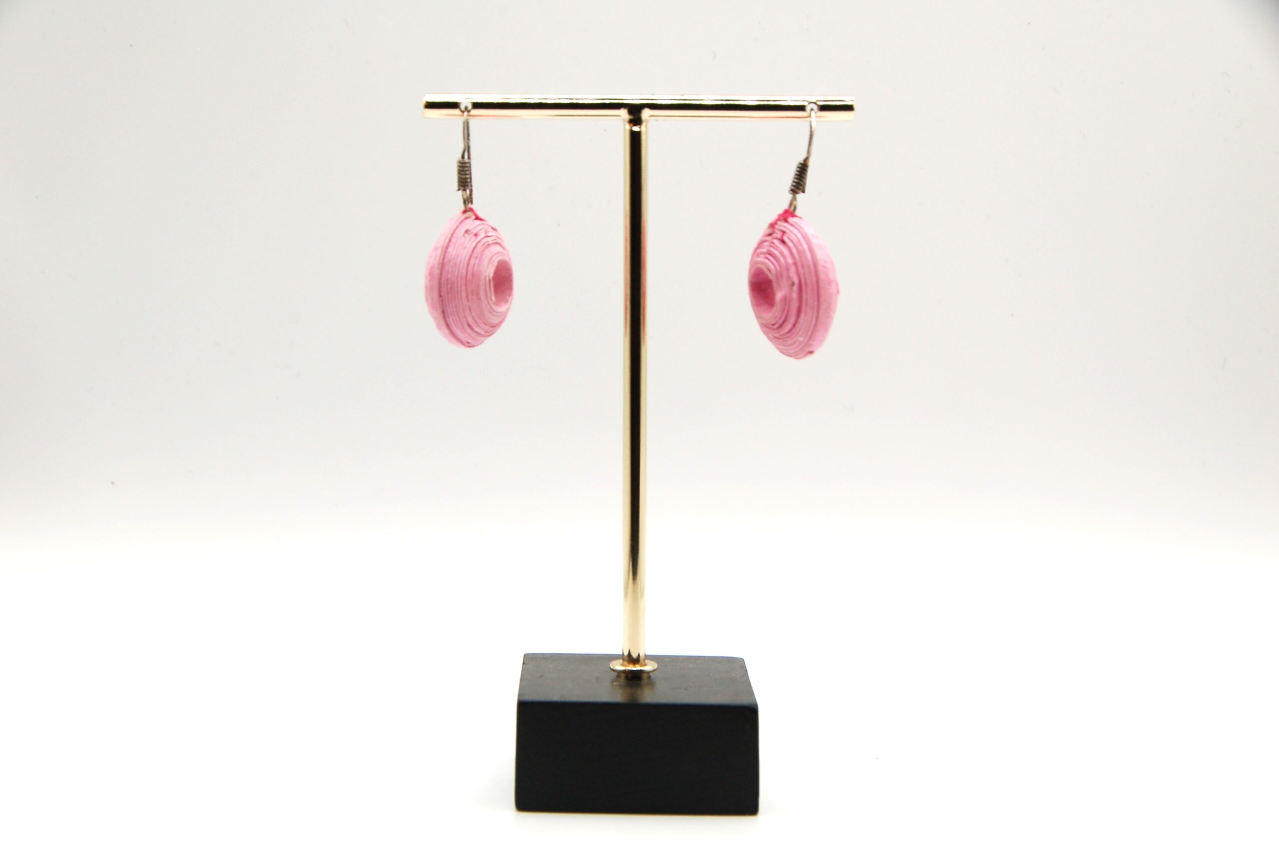 Papieren Oorbellen Mera – Roze met Centraal Opening - Afbeelding 5