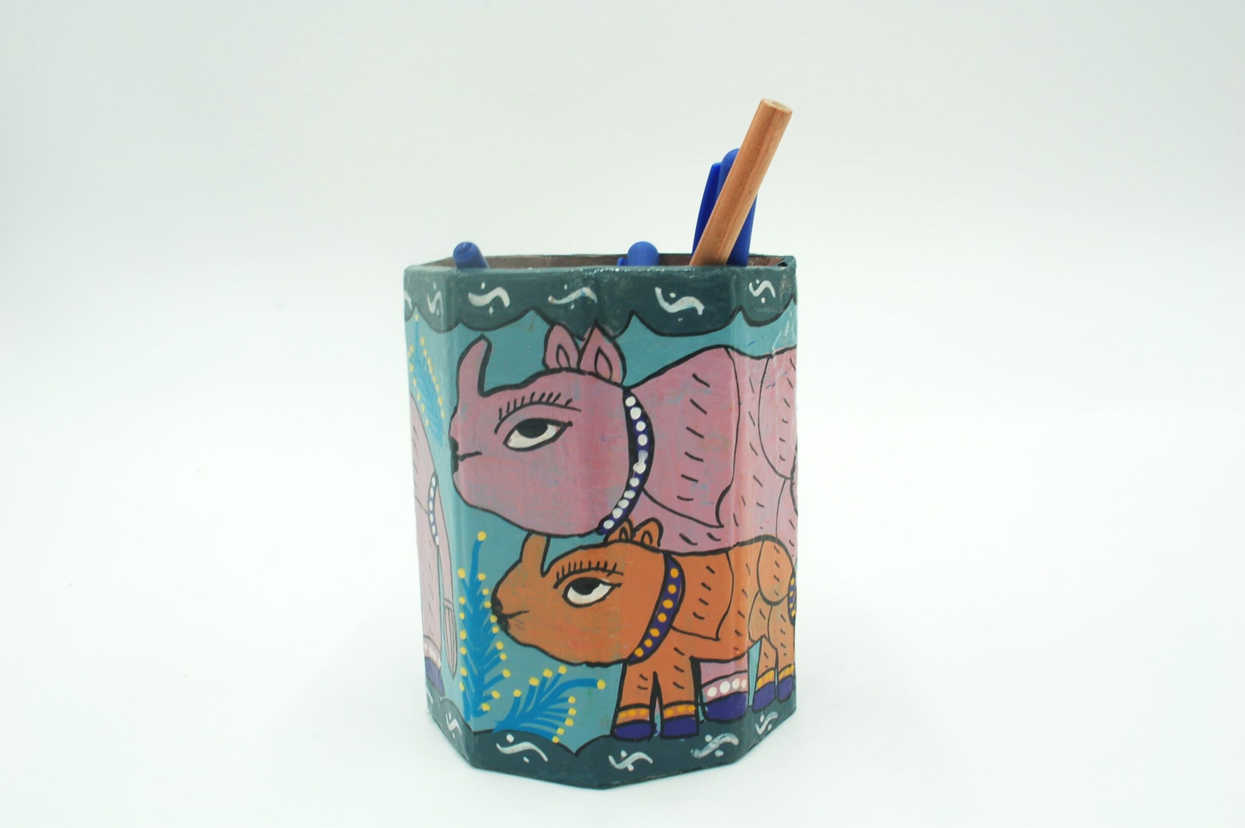 Mithila art Penhouder – Neushoorns met Roze, Oranje & Blauwe Accenten - Afbeelding 2