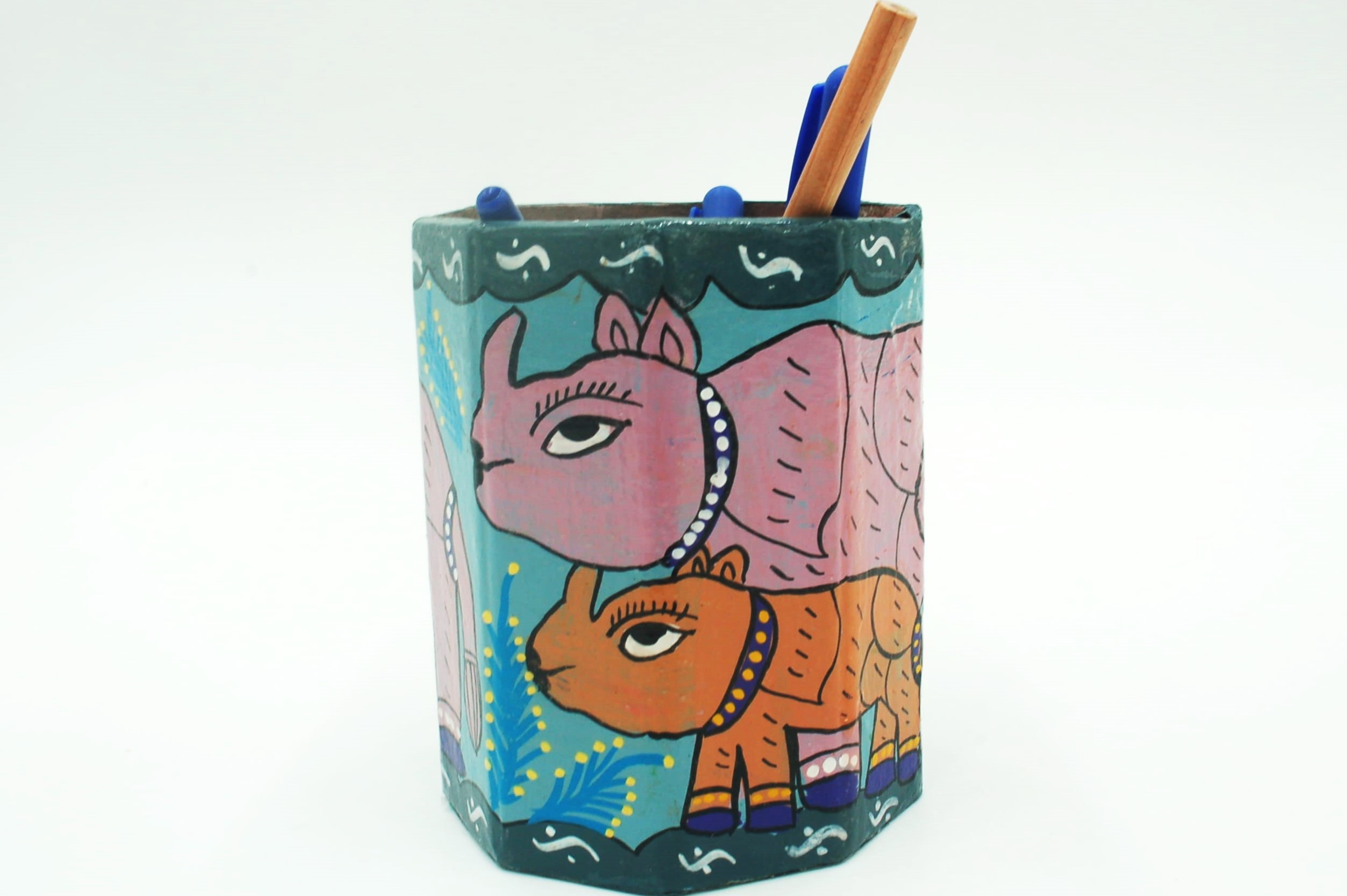 Mithila art Penhouder – Neushoorns met Roze, Oranje & Blauwe Accenten