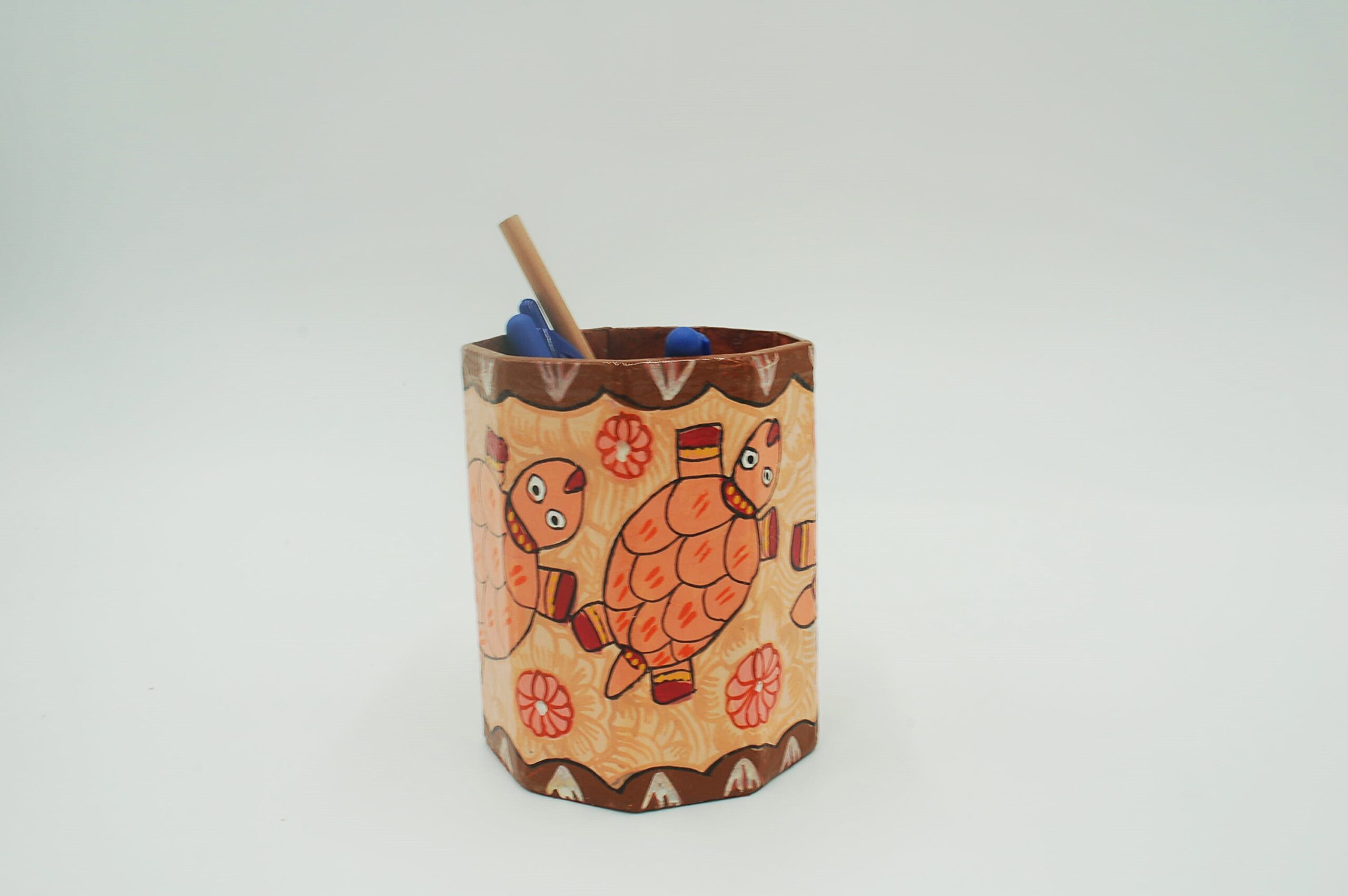 Mithila art Penhouder – Schildpadden met Oranje Accenten & Bruine Randen - Afbeelding 2