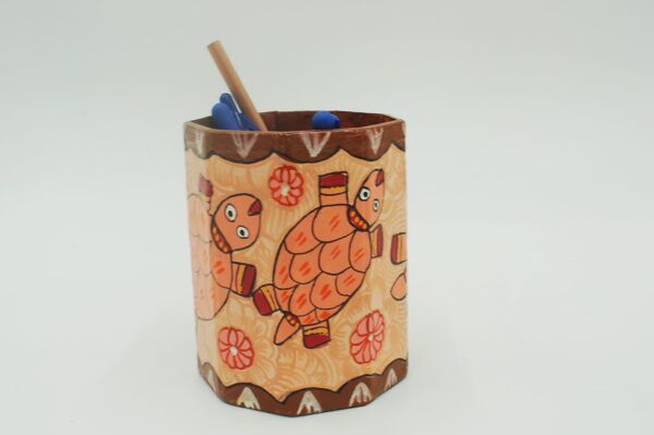 Mithila art Penhouder – Schildpadden met Oranje Accenten & Bruine Randen