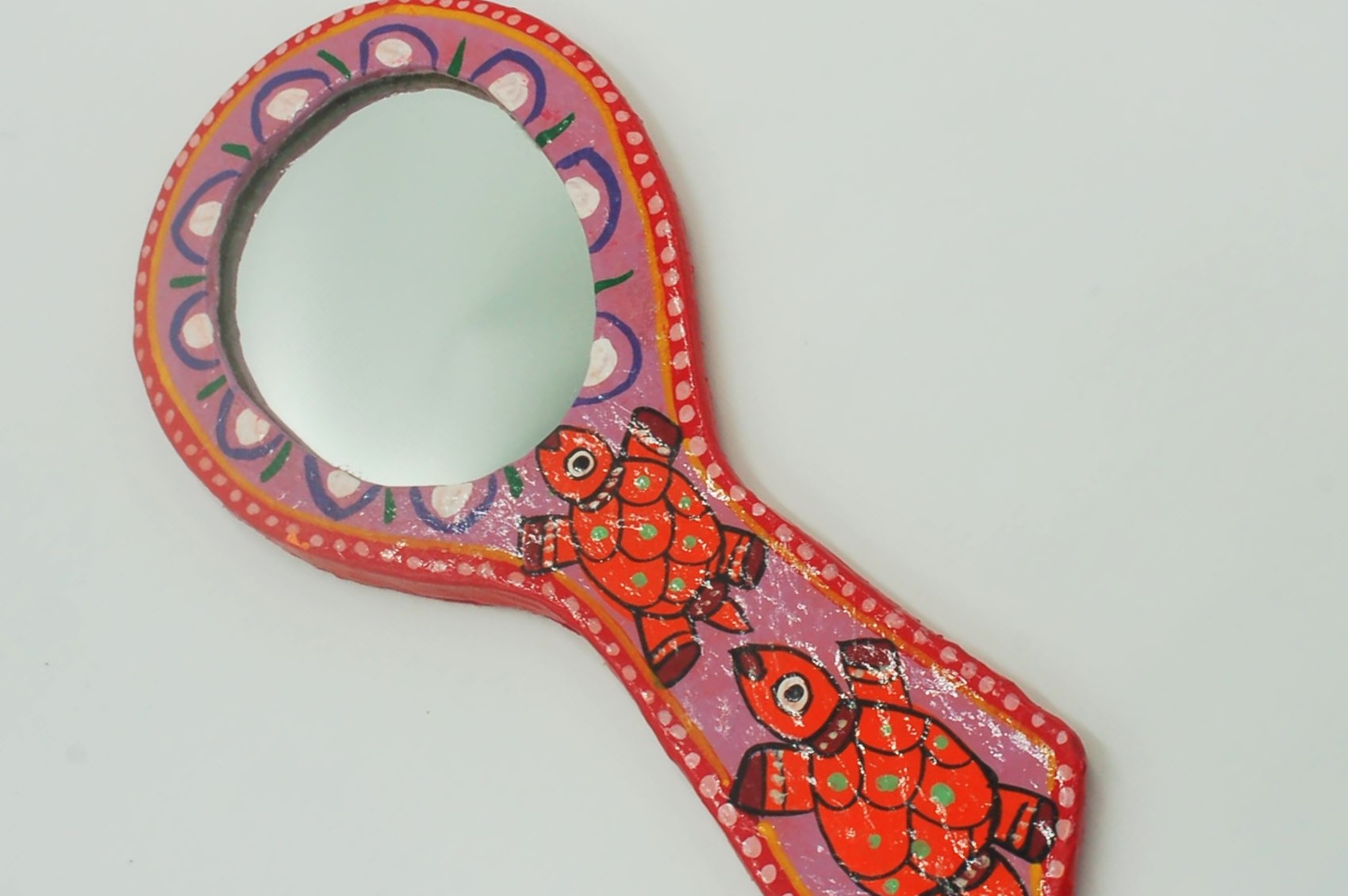 Mithila Handspiegel – Rood & Roze met Twee Schildpadmotieven - Afbeelding 4