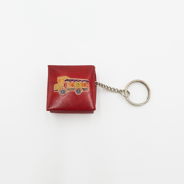 Leren portemonnee met sleutelhanger, rood met vrachtwagen